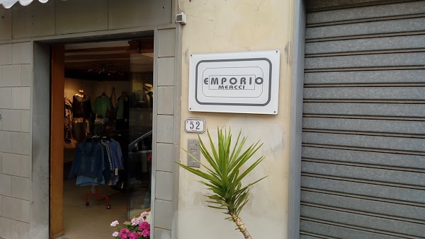 Foto di Abbigliamento Emporio Meacci Di Boscacci Francesca di Pieve a Ripoli  Citt   metropolitana di Firenze  Toscana         Italia