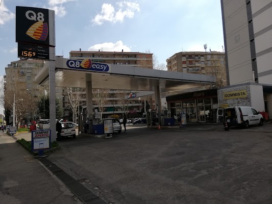 Foto di Distributore Carburante Q8 di Grugliasco  Provincia di Torino  Piemonte  Italia